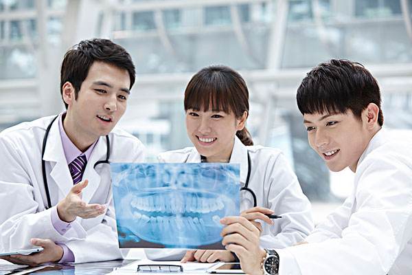 抖音我们医生有十八般武艺其实吹拉弹唱也可以