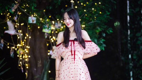 郑爽粉色露肩星星纱裙高清图片在哪里